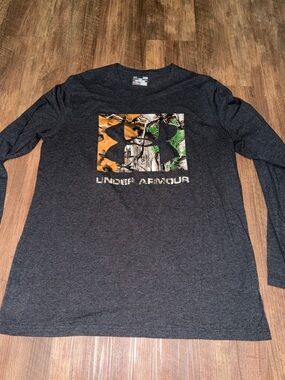 Under Armour Loose Gray & Camo Logo Long Sleeve Crewneck Shirt - Mens Large